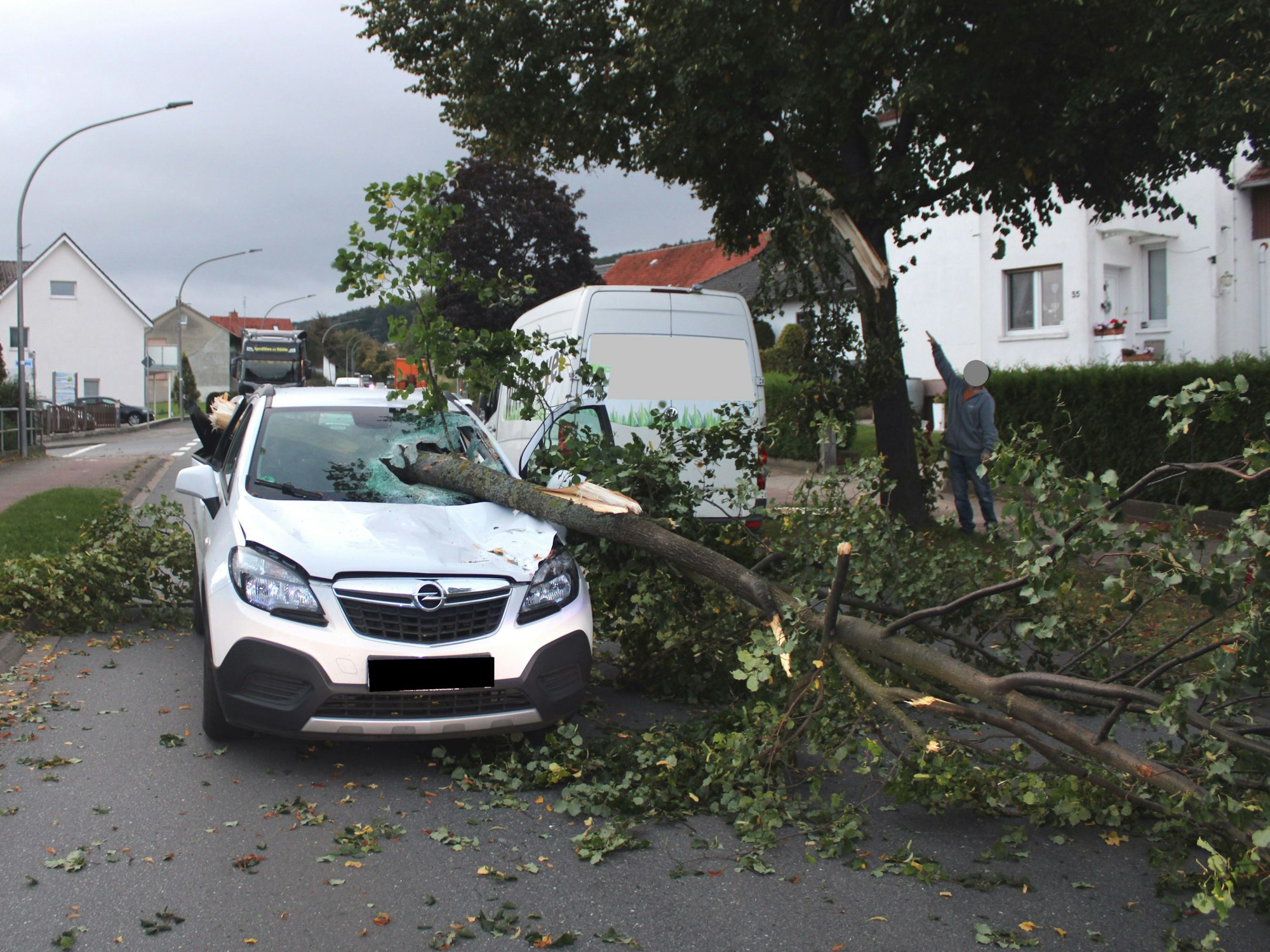 Ein Ast hat die Windschutzscheibe eines Autos durchbohrt. Eine Autofahrerin in Lübbecke an der Landesgrenze zu Niedersachsen hatte nach Überzeugung der Polizei am Donnerstag gleich mehrere Schutzengel.