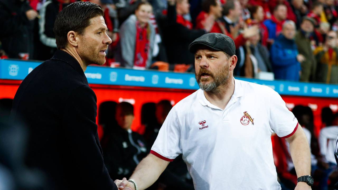 FC-Trainer Steffen Baumgart (r.) gemeinsam mit Leverkusen-Coach Xabi Alonso vor dem Kölner 2:1-Sieg am 5. Mai 2023.