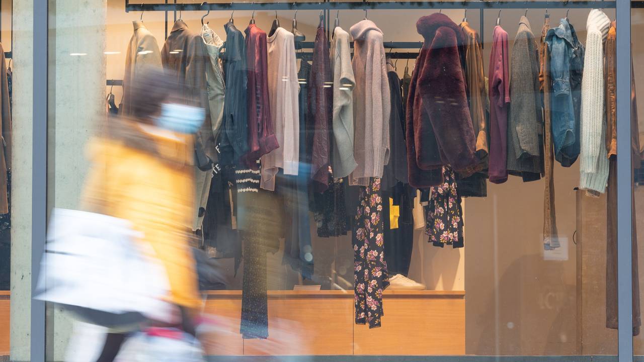 Eine Frau mit Maske geht im Dorotheen Quartier an einem Kleidungsgeschäft vorbei, hier im Dezember 2020.