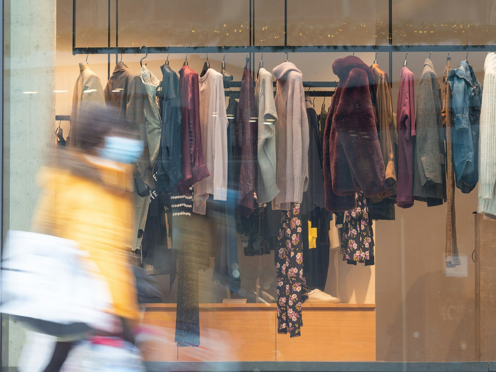 Eine Frau mit Maske geht im Dorotheen Quartier an einem Kleidungsgeschäft vorbei, hier im Dezember 2020.
