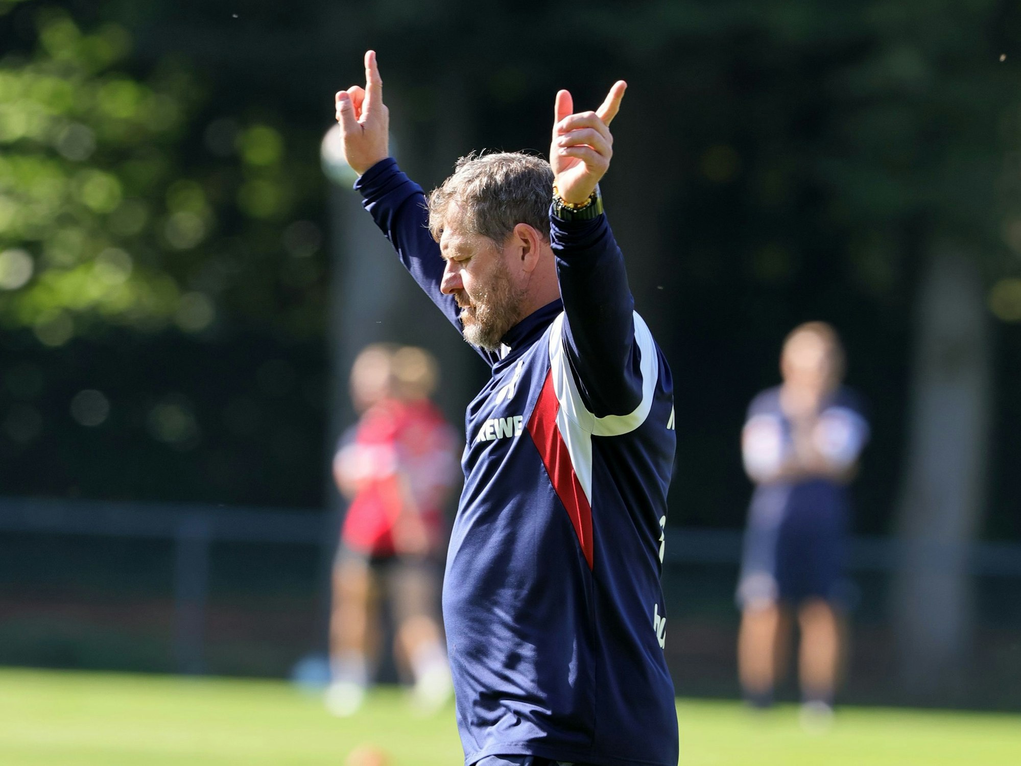 FC-Trainer Steffen Baumgart bejubelt seinen Kopfball-Treffer im Training des 1. FC Köln am Freitag (6. Oktober 2023).