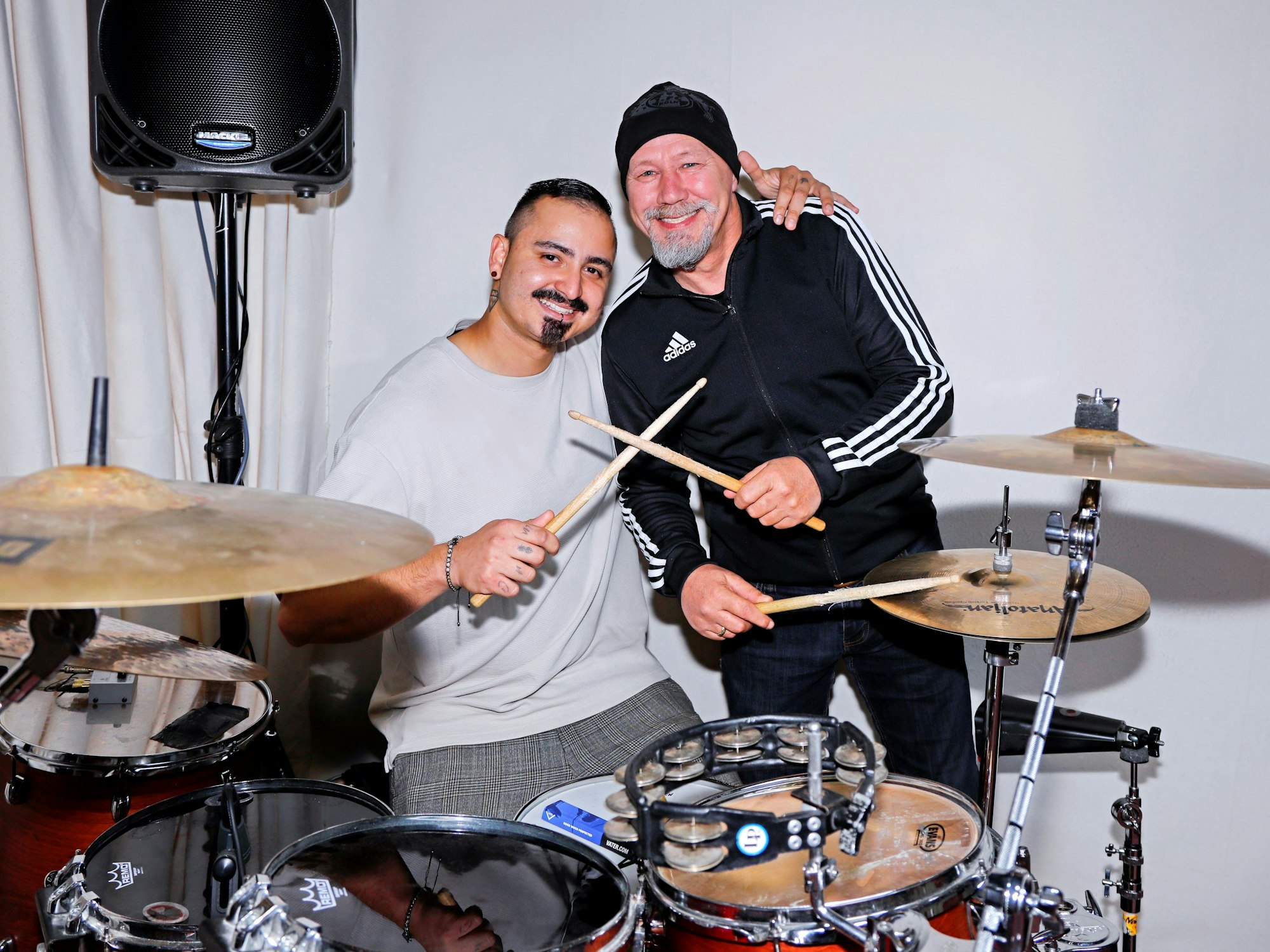 Boore-Gründungsmitglied Peter Kellershoff (r.) übergibt die Schlagzeugstöcke an seinen Nachfolger Julio Baterista.