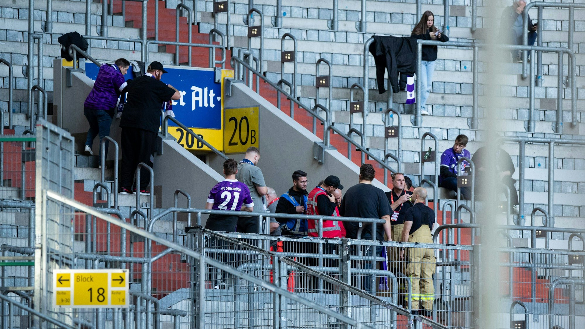 Sanitäter und Ordner versorgen einen gestürzten Fan des VfL Osnabrück in der Düsseldorfer Merkur-Spiel-Arena.