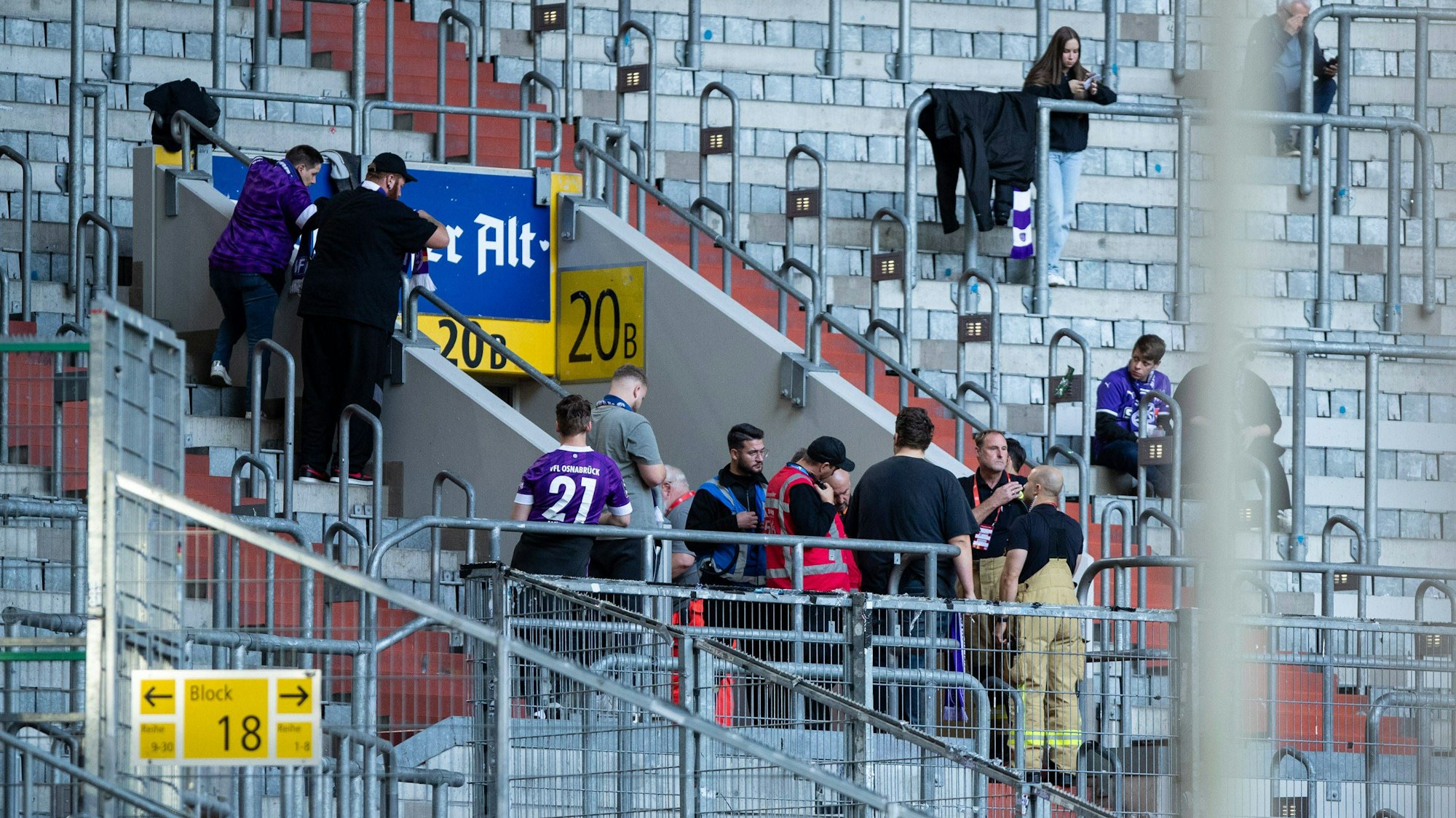 Sanitäter und Ordner versorgen einen gestürzten Fan des VfL Osnabrück in der Düsseldorfer Merkur-Spiel-Arena.