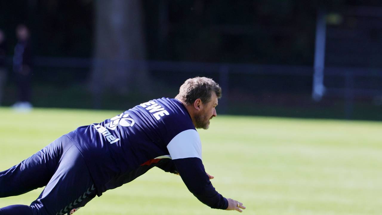Steffen Baumgart macht einen Flugkopfball.