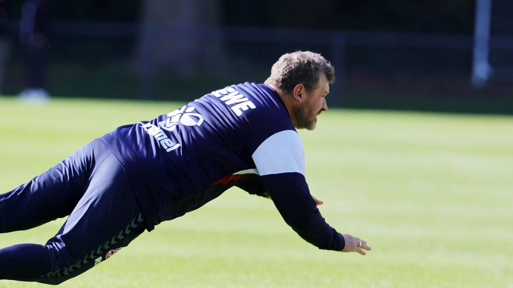 Steffen Baumgart macht einen Flugkopfball.