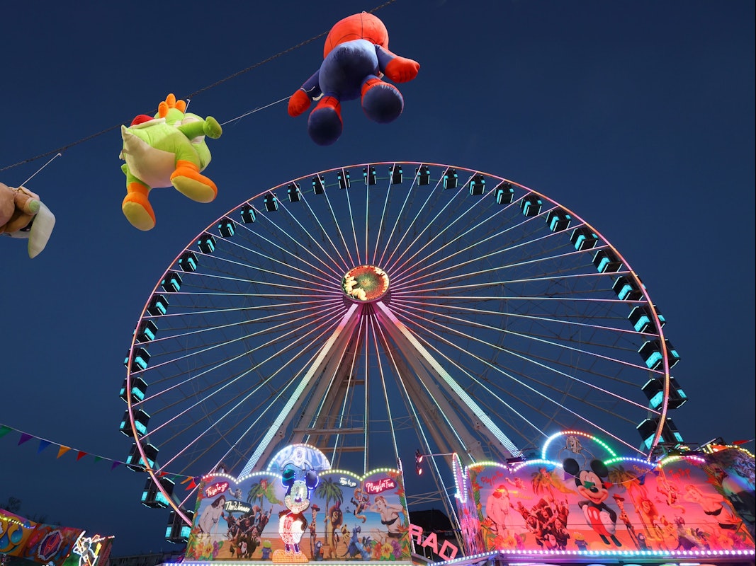 Das Riesenrad auf der Deutzer Kirmes im Herbst 2022