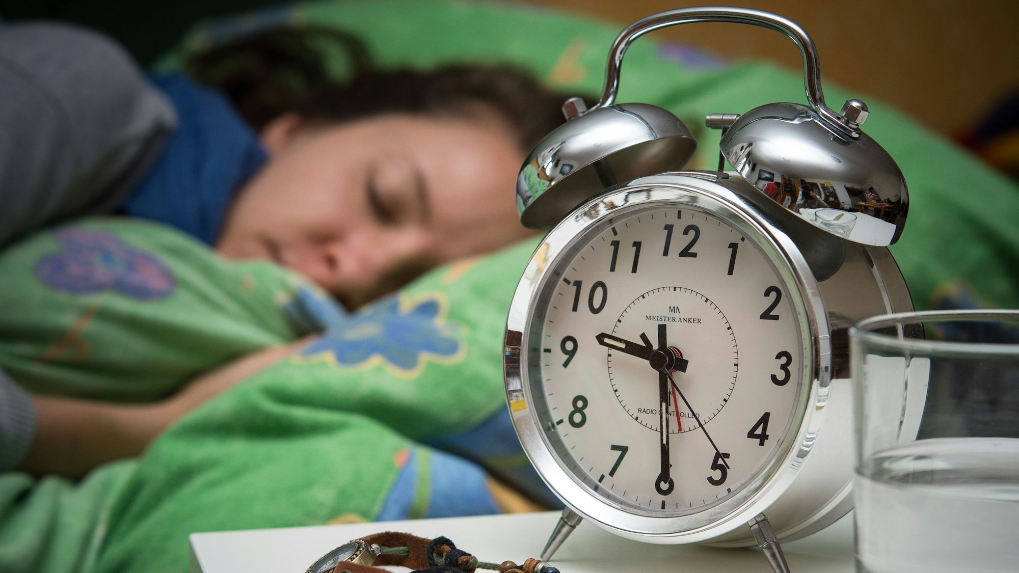 Eine Frau schläft im Bett