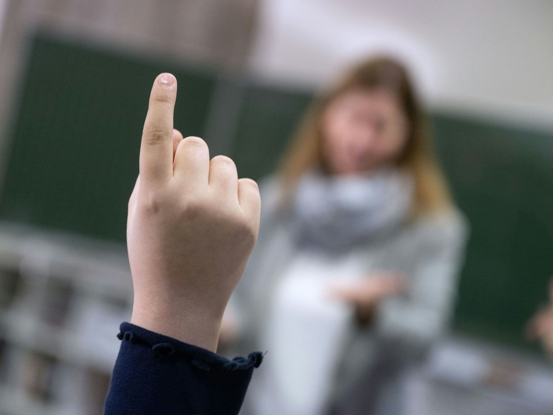 Eine Schülerin einer vierten Klasse meldet sich im Unterricht, hier im Januar 2023 in Stuttgart.