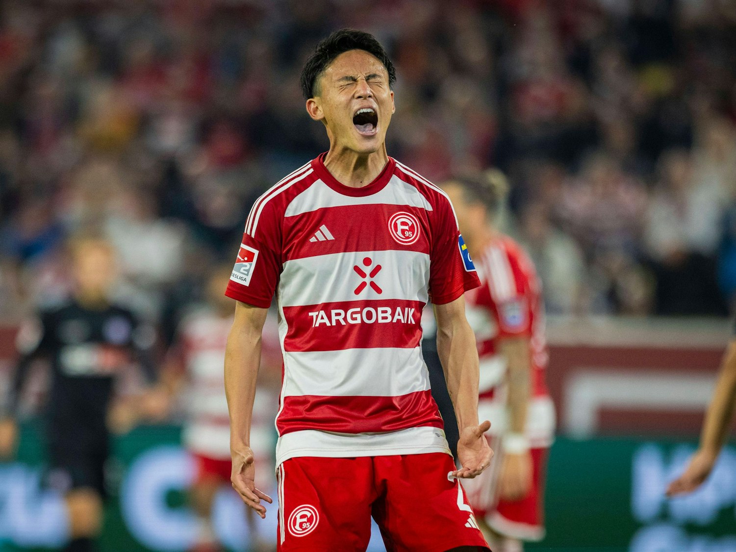 Takashi Uchino ärgert sich im Spiel gegen den VfL Osnabrück.