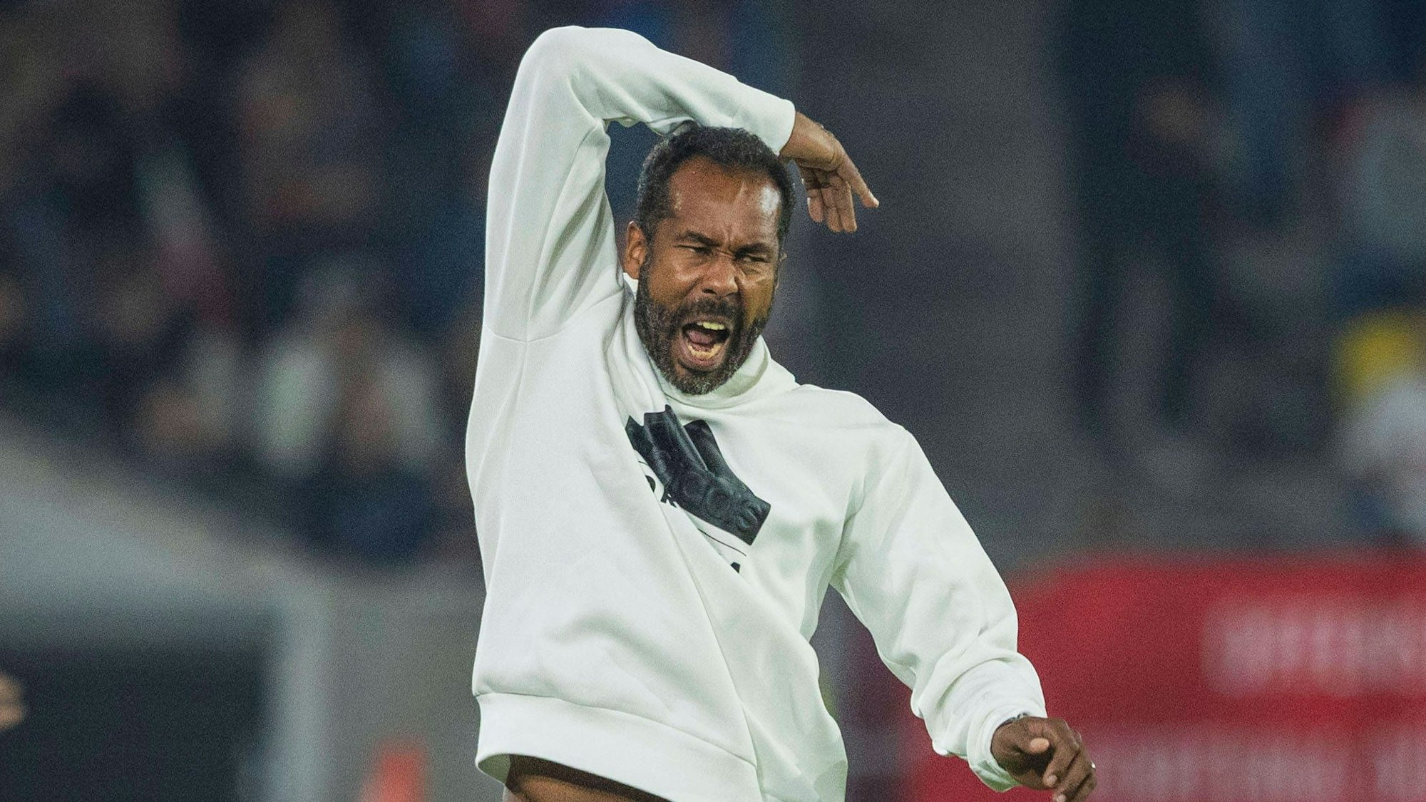 Fortuna Düsseldorfs Cheftrainer Daniel Thioune ärgert sich während des Spiels gegen den VfL Osnabrück an der Seitenlinie.