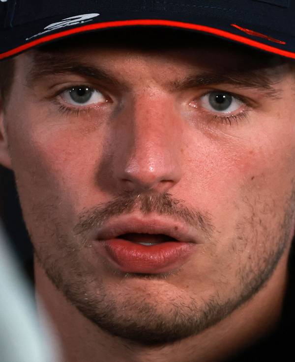 Max Verstappen spricht mit der Presse.