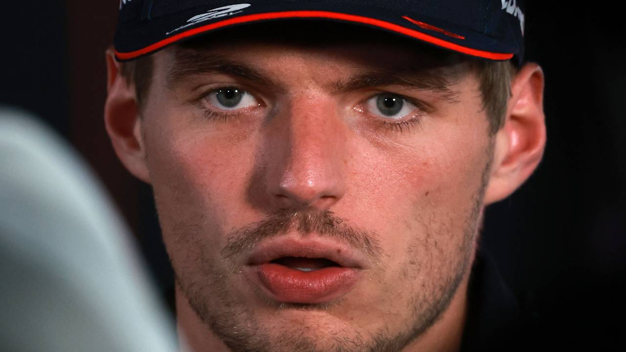 Max Verstappen spricht mit der Presse.