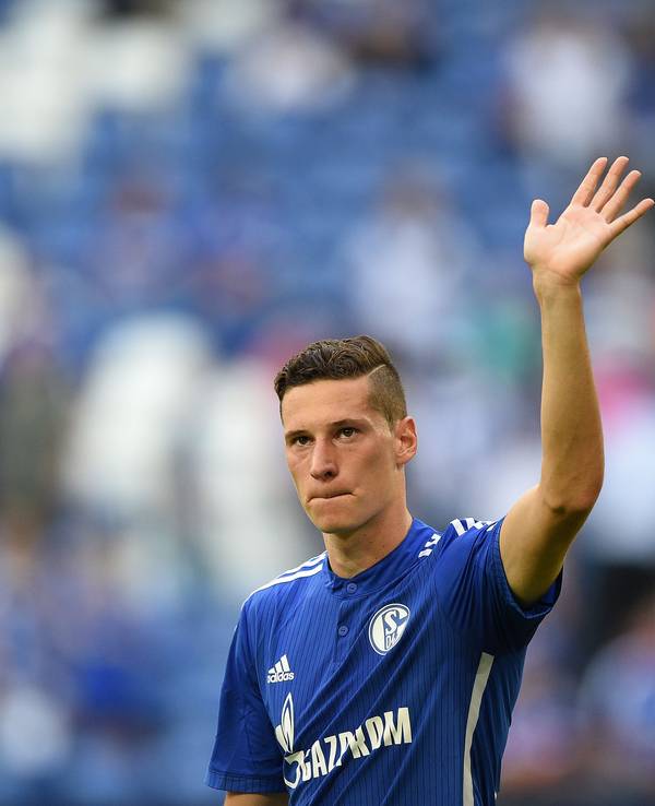 Julian Draxler winkt den Schalke-Fans zu.