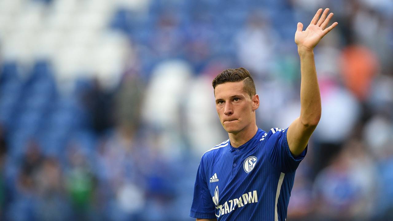 Julian Draxler winkt den Schalke-Fans zu.