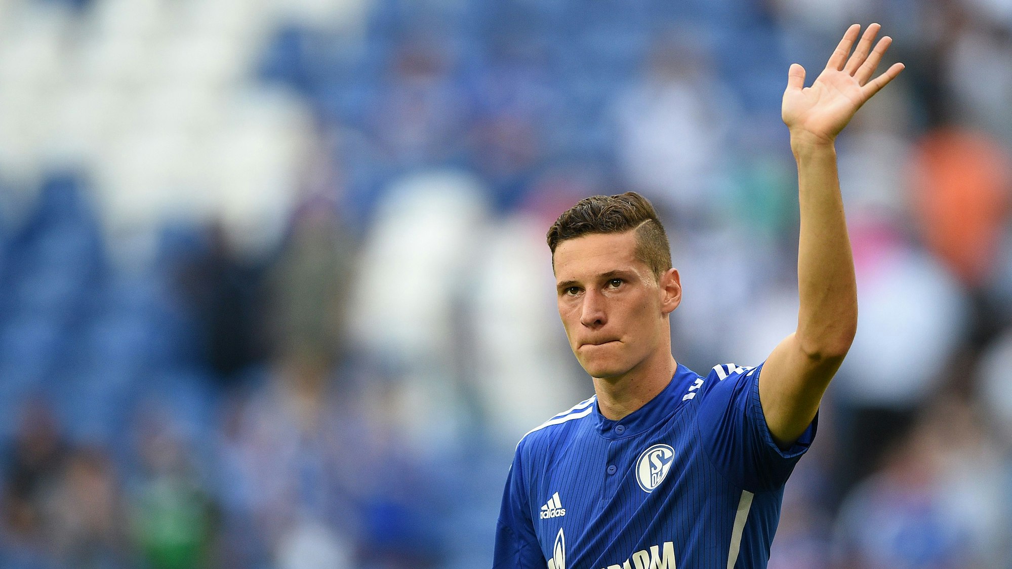 Julian Draxler winkt den Schalke-Fans zu.