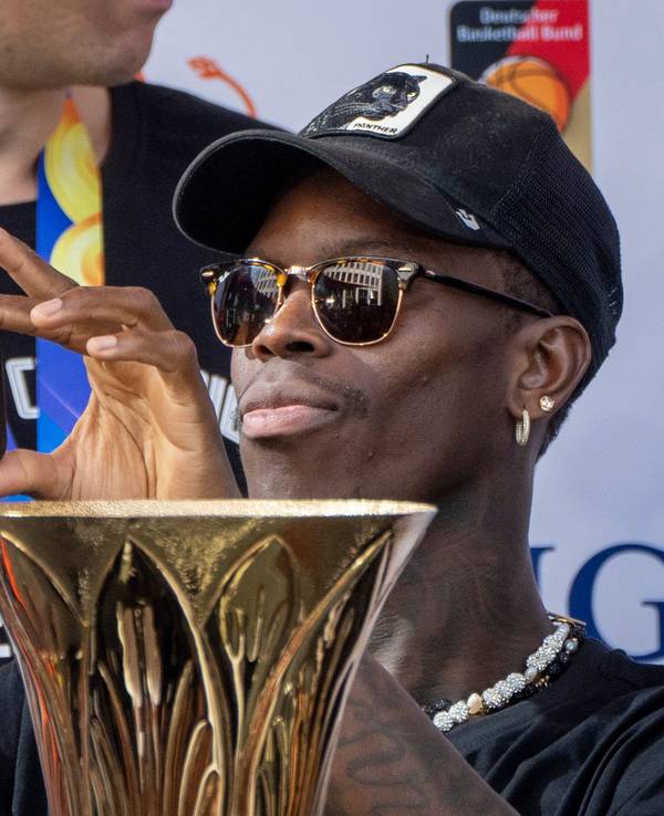 Daniel Schröder macht beim Empfang der Basketball-Weltmeister Bilder mit seinem Smartphone.