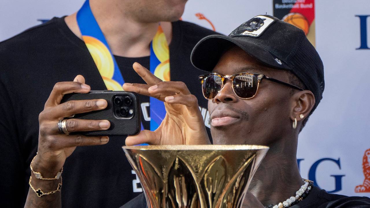 Daniel Schröder macht beim Empfang der Basketball-Weltmeister Bilder mit seinem Smartphone.