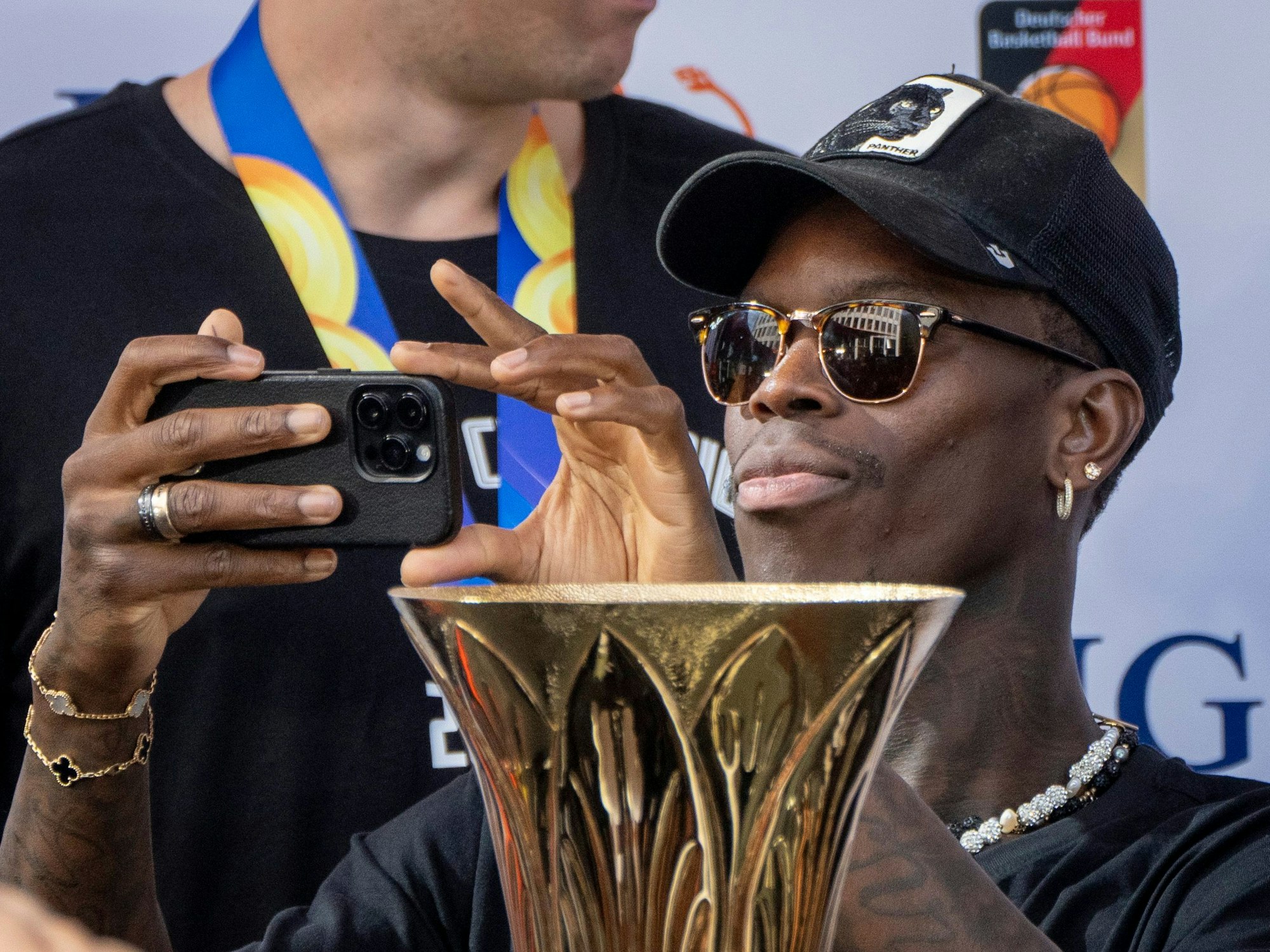 Daniel Schröder macht beim Empfang der Basketball-Weltmeister Bilder mit seinem Smartphone.