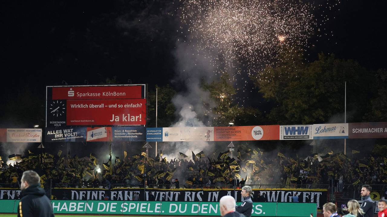 Der Aachener Gästeblock im Südstadion.