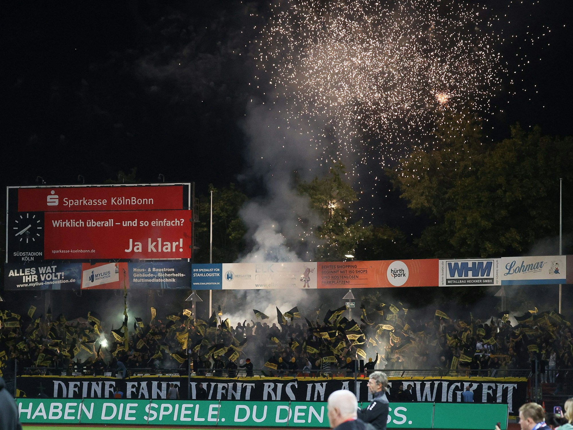 Der Aachener Gästeblock im Südstadion.