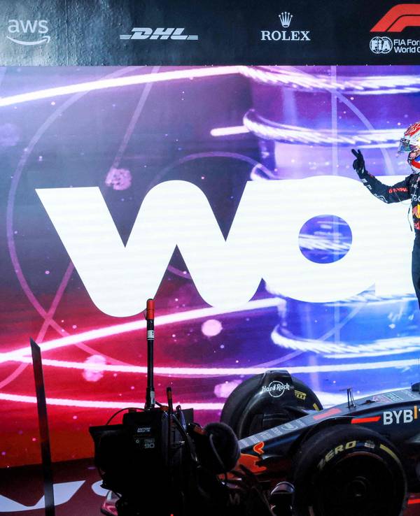 Max Verstappen feiert auf seinem Red Bull den WM-Titel.