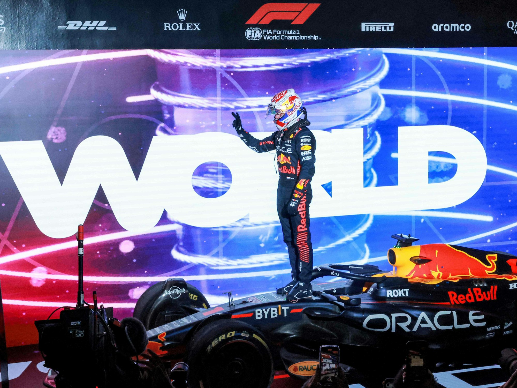 Max Verstappen feiert auf seinem Red Bull den WM-Titel.