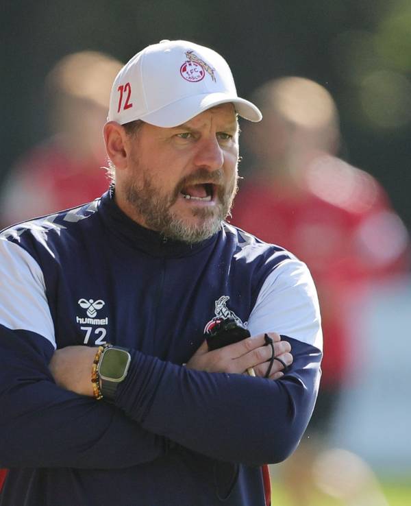 Steffen Baumgart brüllt beim Training des 1. FC Köln.