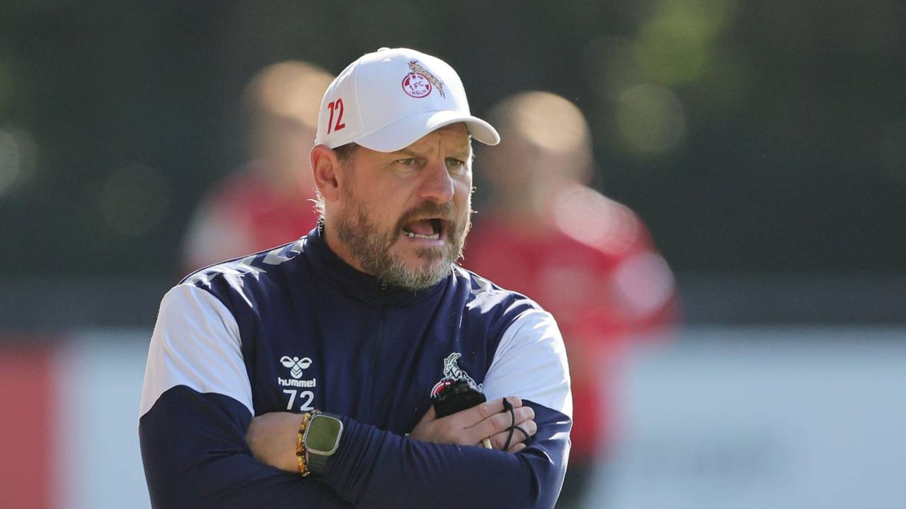 Steffen Baumgart brüllt beim Training des 1. FC Köln.