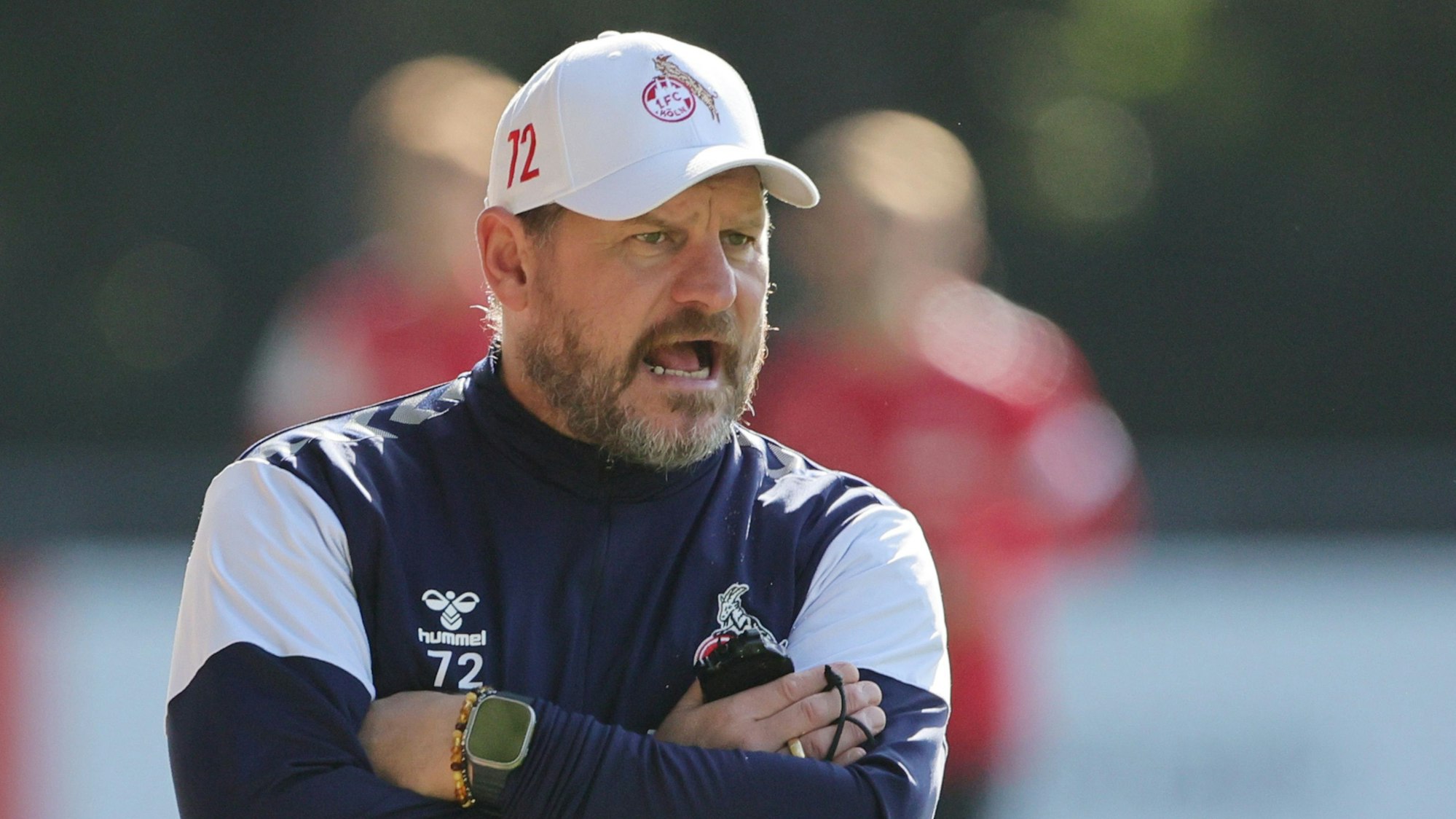 Steffen Baumgart ruft etwas beim Training.