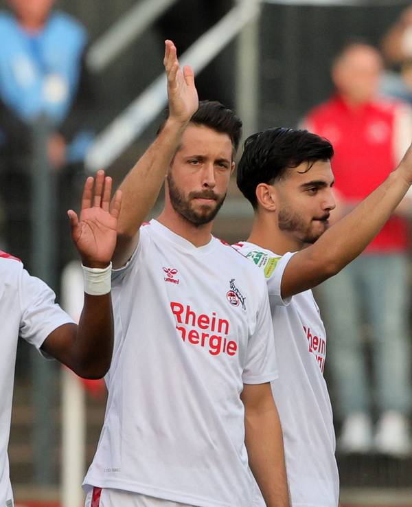 Mark Uth (M.) winkt den Fans im Franz-Kremer-Stadion zu.