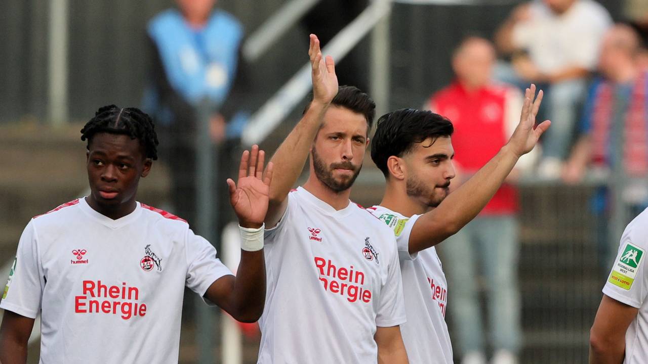 Mark Uth (M.) winkt den Fans im Franz-Kremer-Stadion zu.