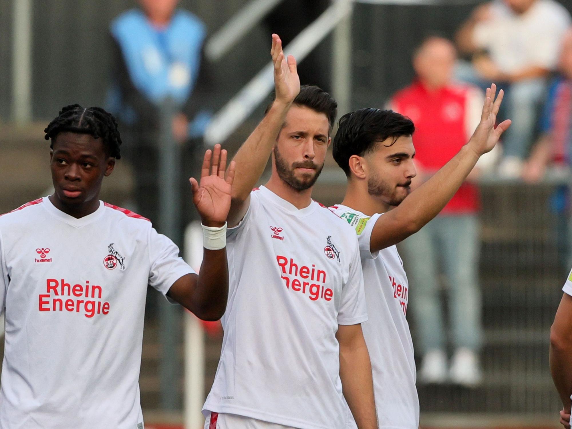 Mark Uth (M.) winkt den Fans im Franz-Kremer-Stadion zu.