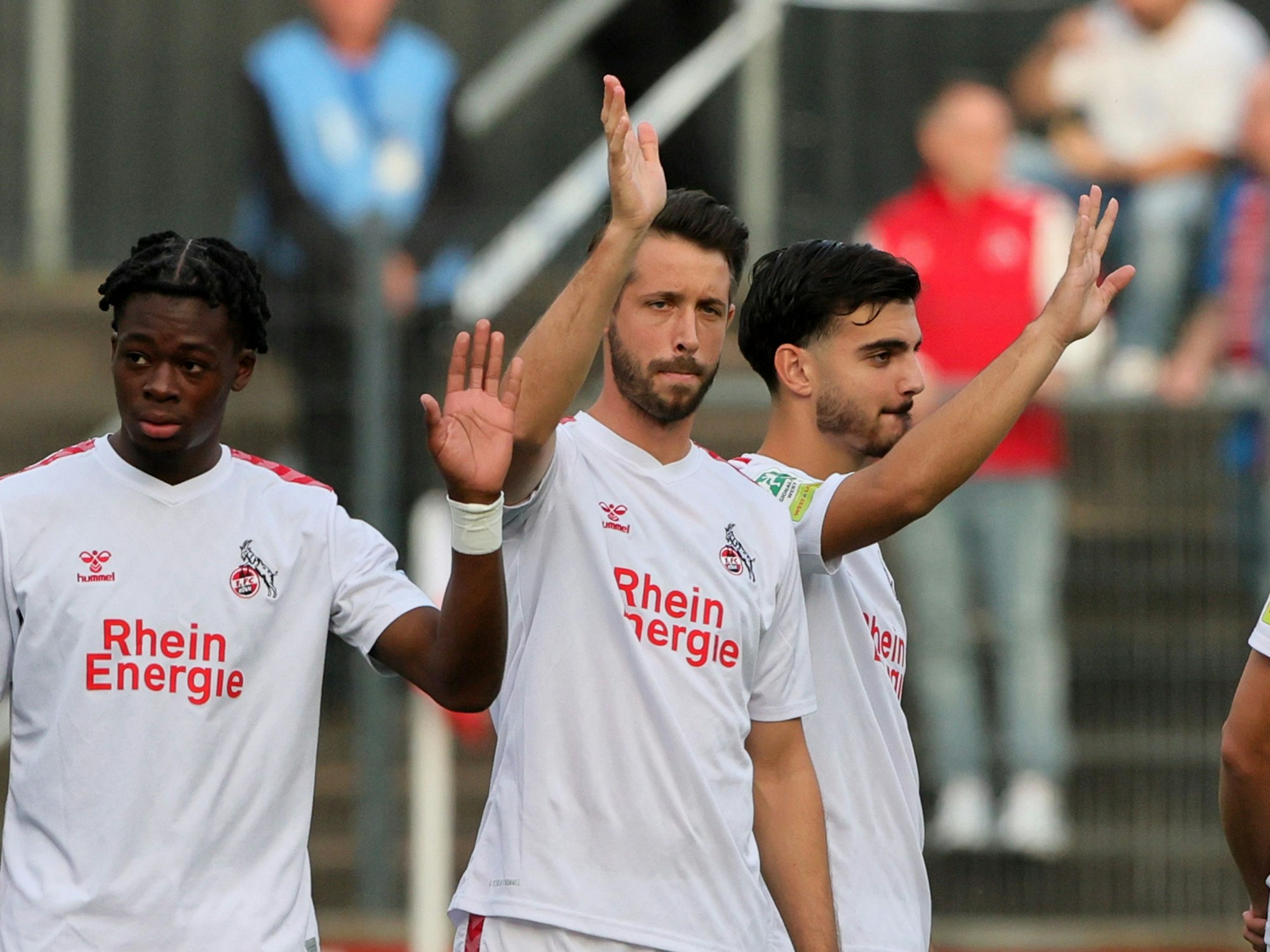 Mark Uth (M.) winkt den Fans im Franz-Kremer-Stadion zu.