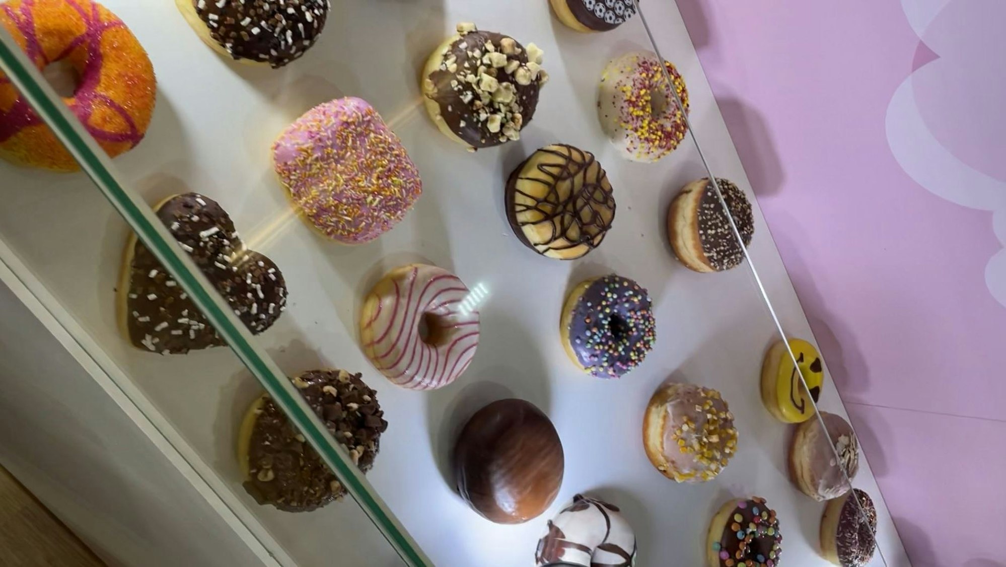 Unterschiedliche Donuts liegen bei der Anuga-Messe 2023 in Köln auf einem Tisch.