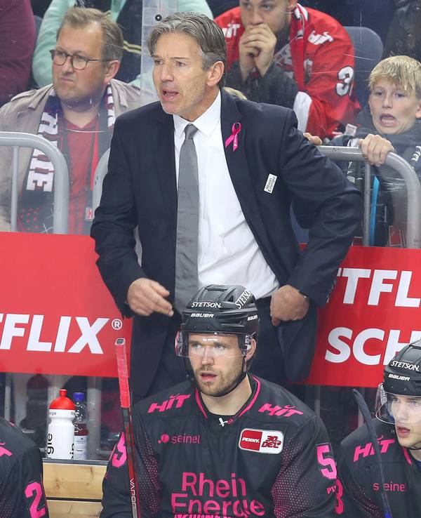 Uwe Krupp auf der Bank hinter seinen Spielern.