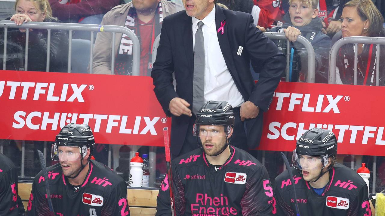 Uwe Krupp auf der Bank hinter seinen Spielern.