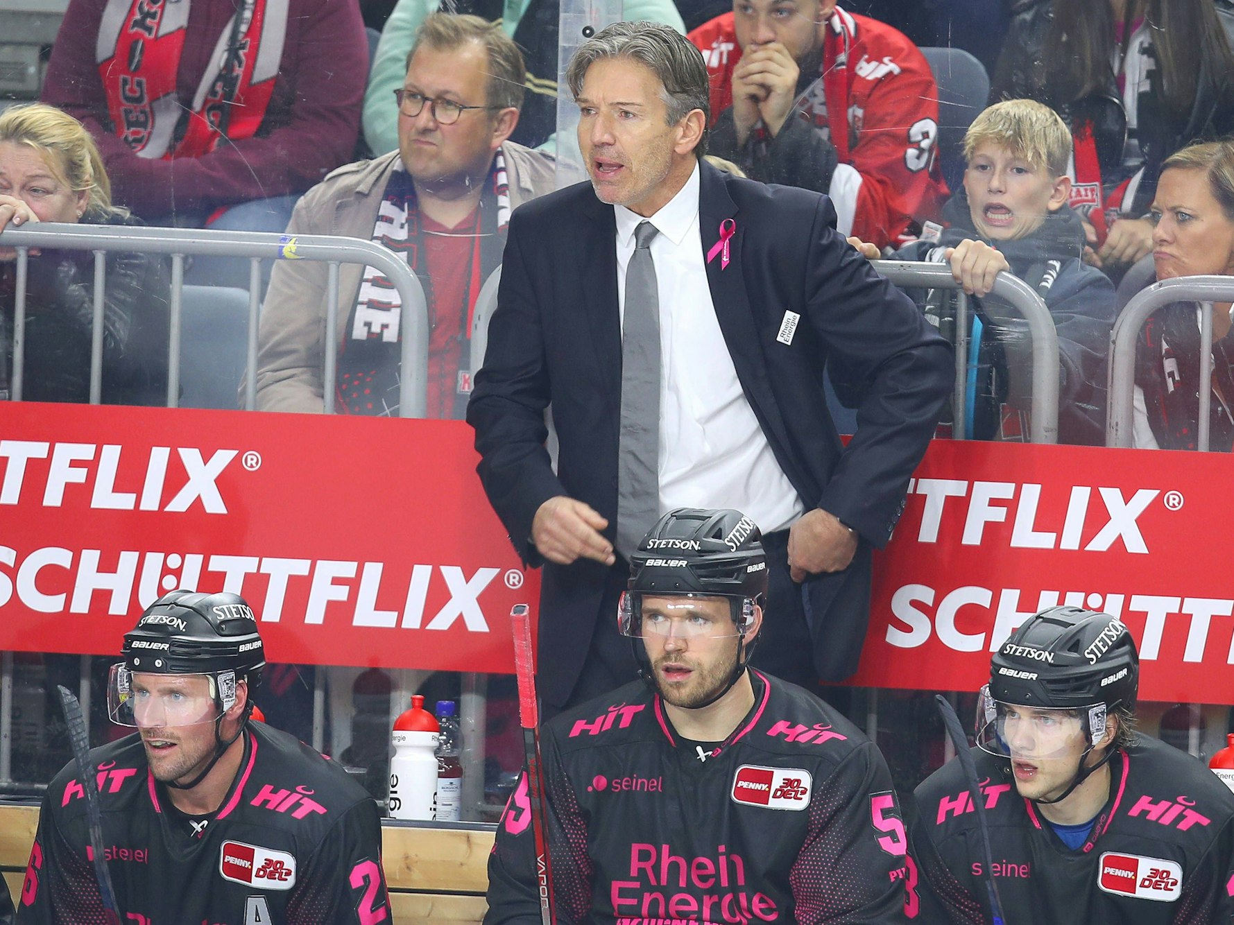 Uwe Krupp auf der Bank hinter seinen Spielern.