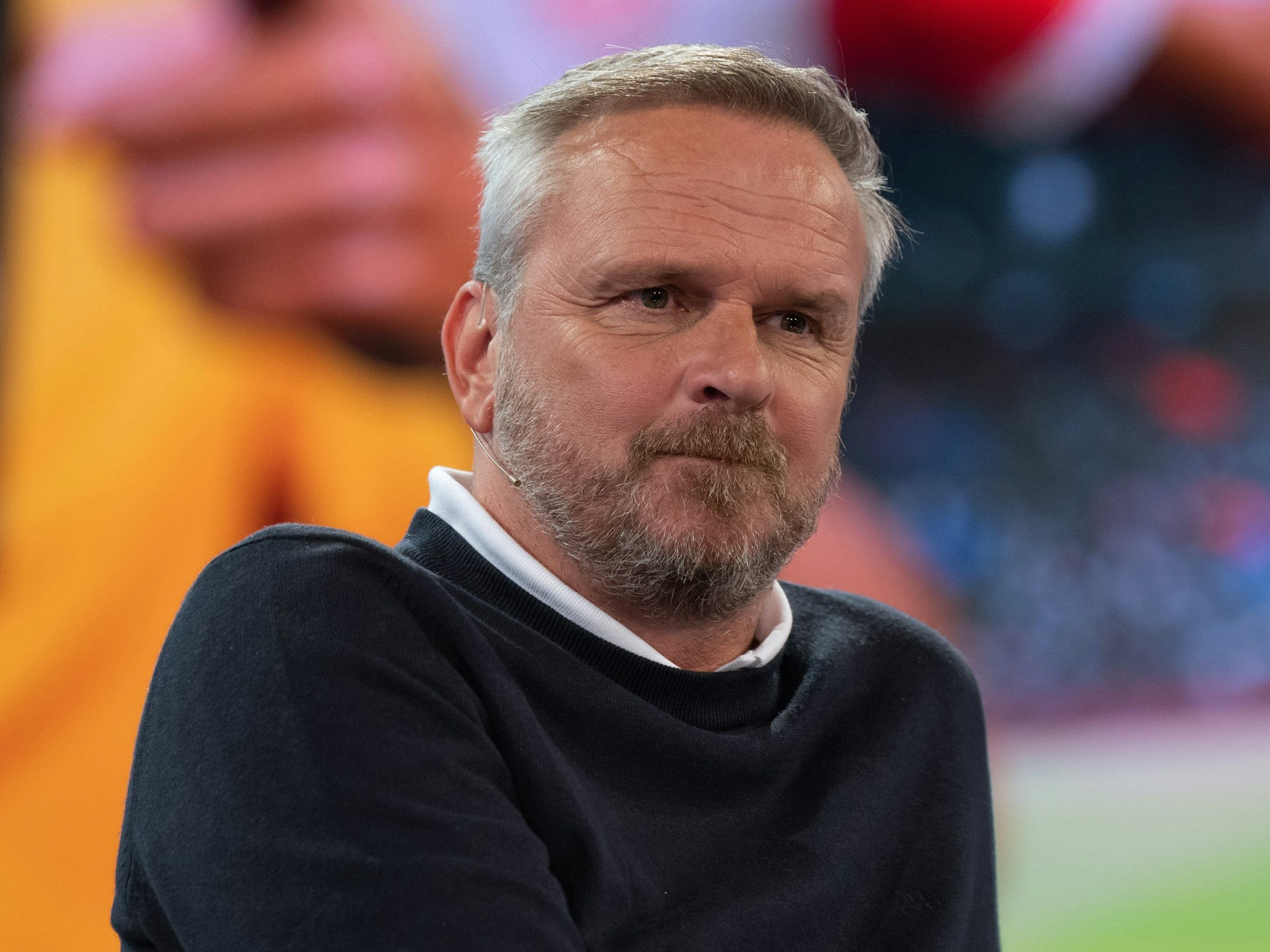 Dieter Hamann sitzt bei einer Sendung im TV-Studio.