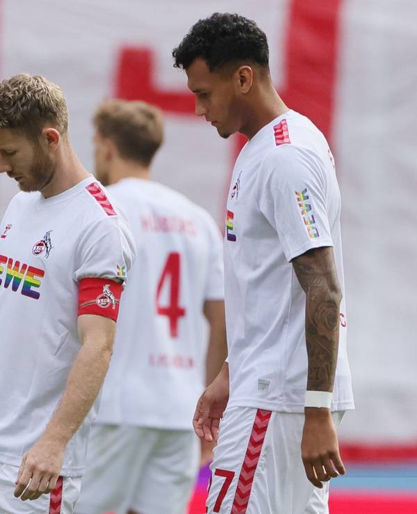Florian Kainz und Davie Selke stehen frustriert am Anstoßkreis.