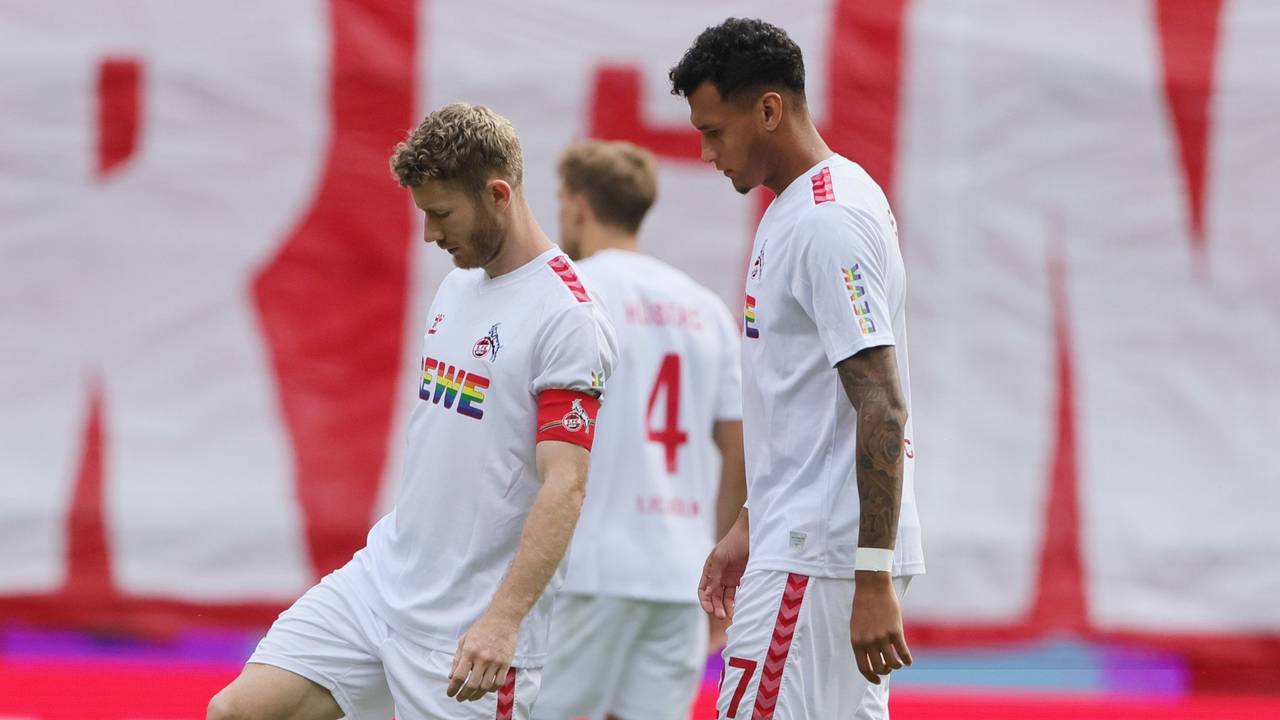 Florian Kainz und Davie Selke stehen frustriert am Anstoßkreis.