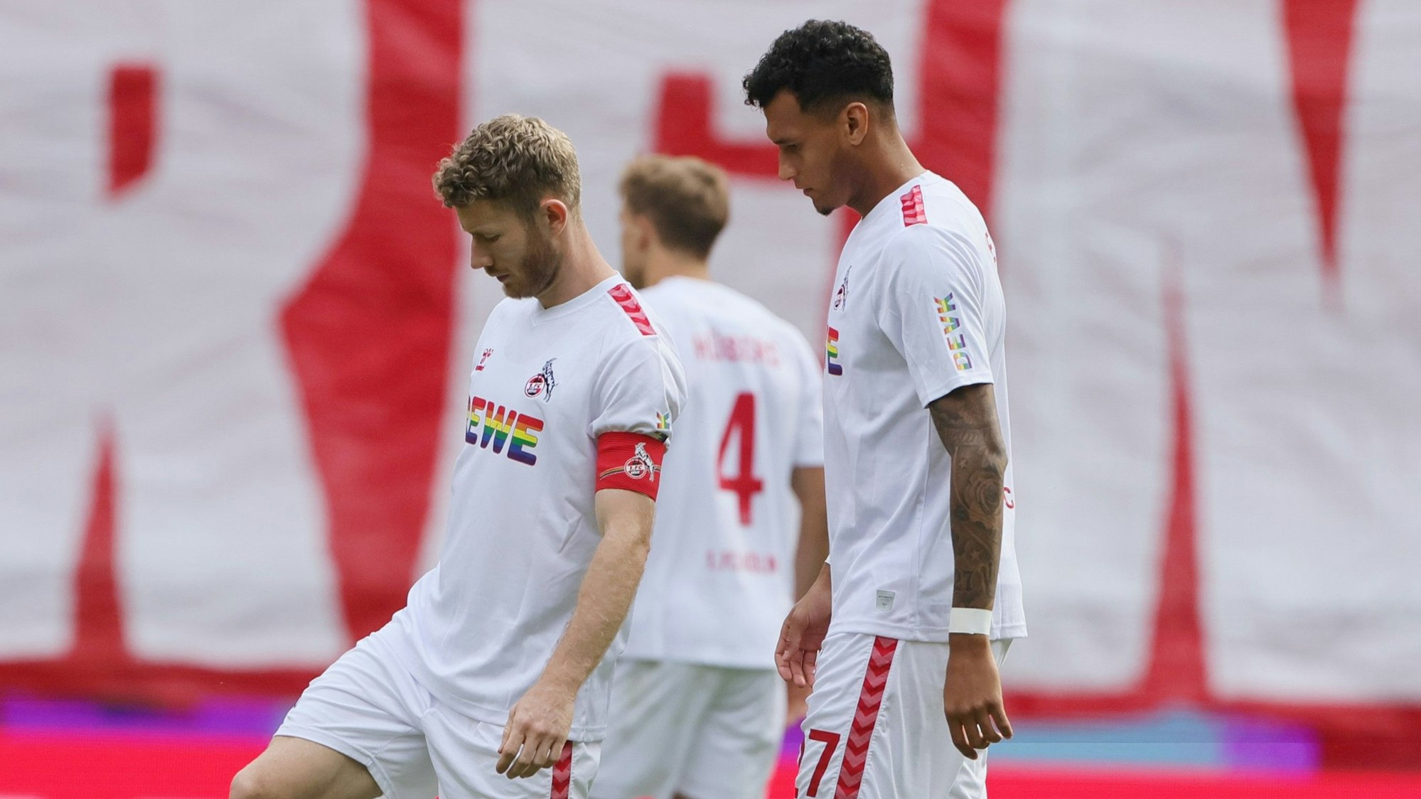 Florian Kainz und Davie Selke stehen frustriert am Anstoßkreis.