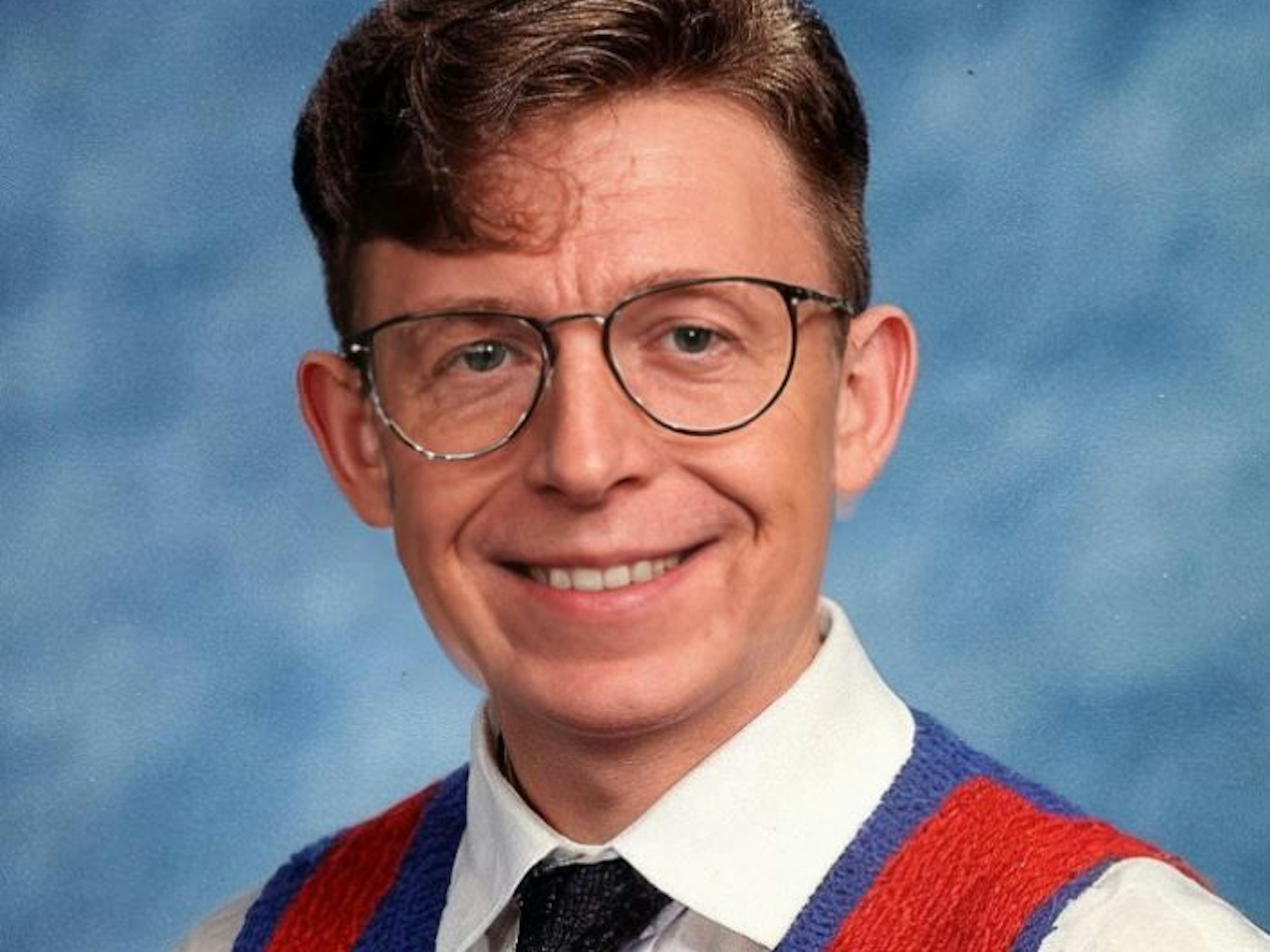 Reiner Calmund zeigt sich auf einem KI-generierten Bild im Klischee-Highschool-Outfit und lächelt in die Kamera.