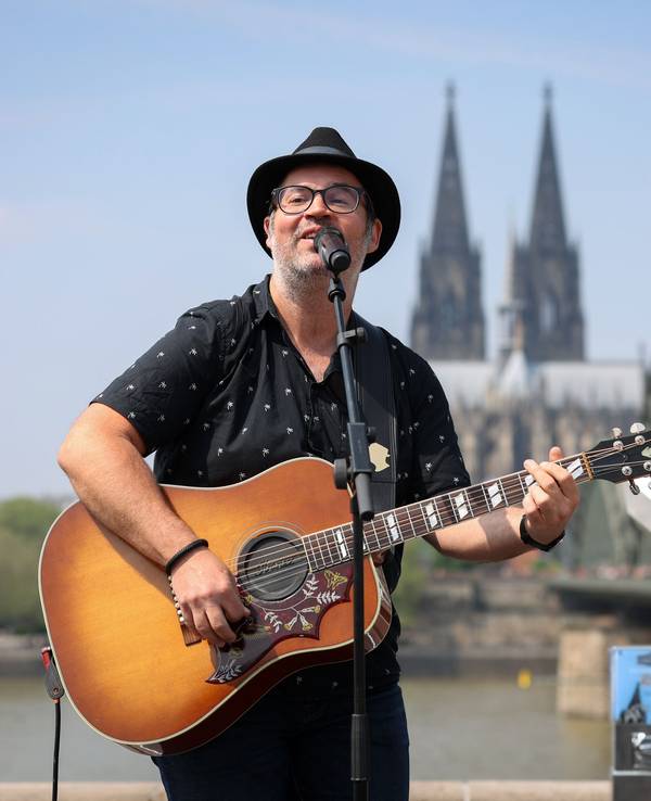 Björn Heuser singt.