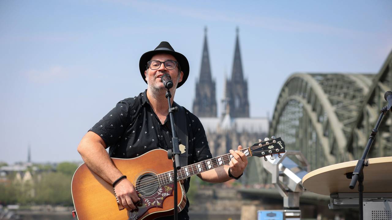 Björn Heuser singt.