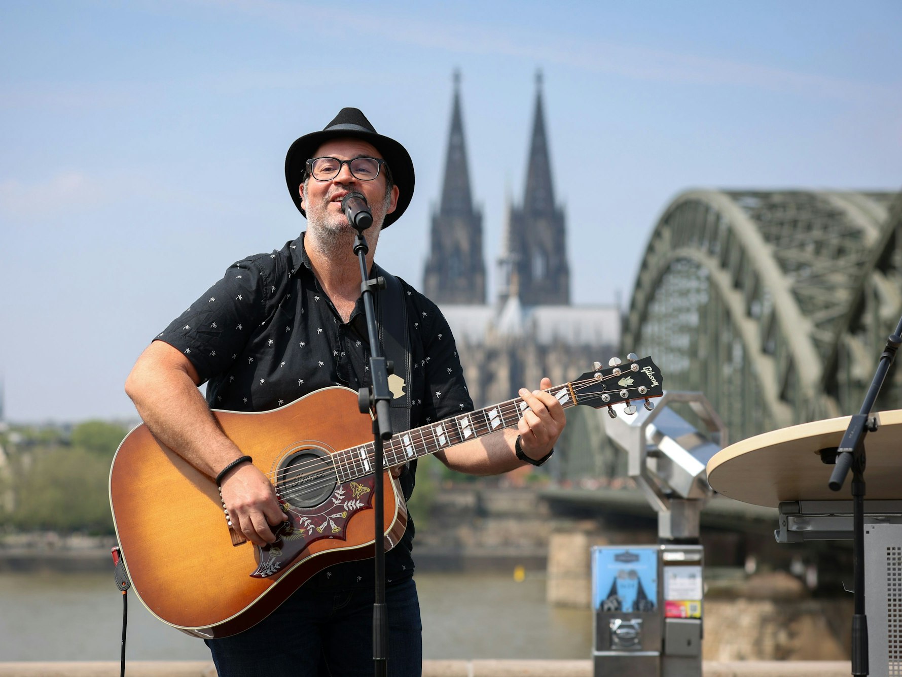 Björn Heuser singt.