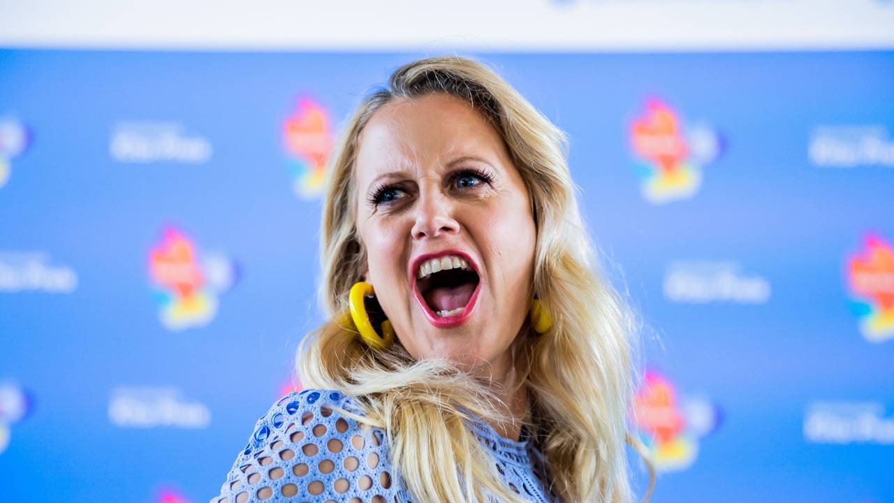 Barbara Schöneberger reißt den Mund weit auf. Sie lacht.