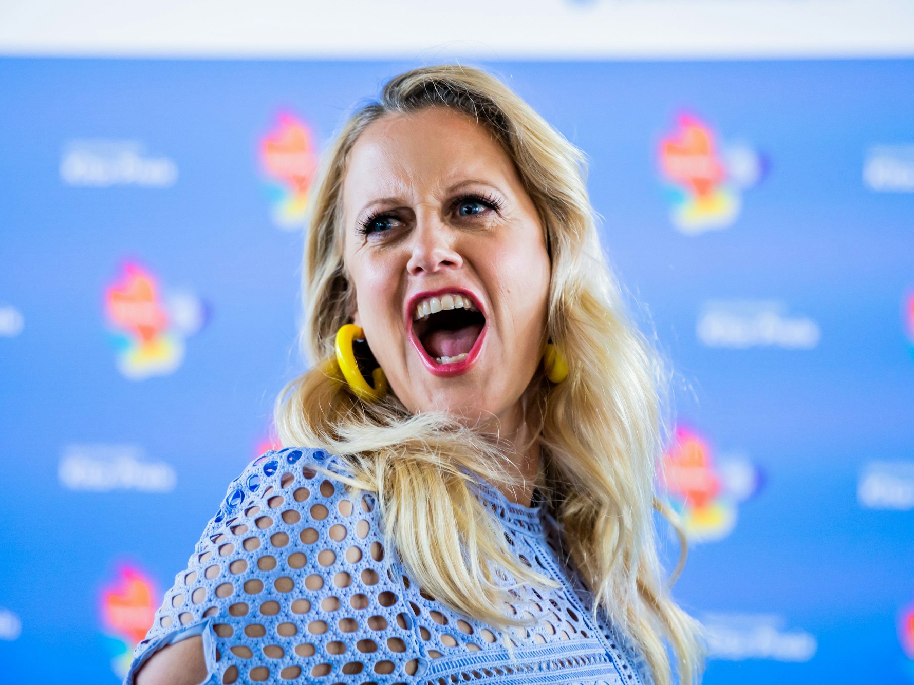 Barbara Schöneberger reißt den Mund weit auf. Sie lacht.