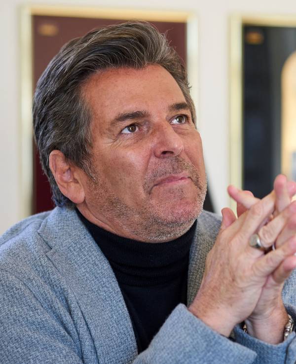 Das Foto zeigt Thomas Anders während eines Interviews mit gefalteten Händen.