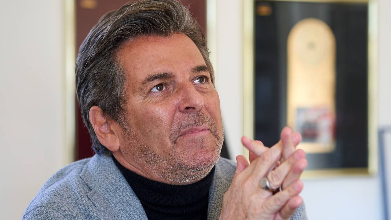 Das Foto zeigt Thomas Anders während eines Interviews mit gefalteten Händen.